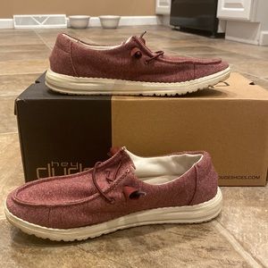 Maroon Hey dudes. Size 7. Barely worn.